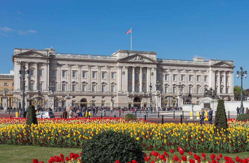 Buckingham Palace: The front façade, the East Front originally constructed by Edward Blore and completed in 1850. Photo Credit: © David Iliff via Wikimedia Commons.