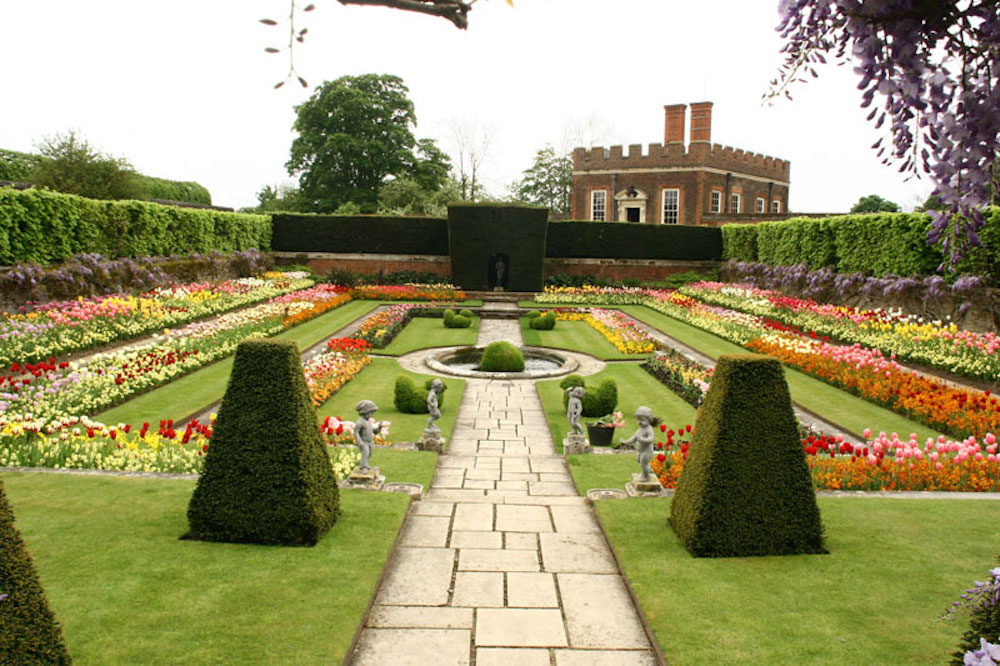 Hampton Court Palace: One of the Palace's sunken gardens. In the background is William III's Banqueting House (H on plan) of 1700. Photo Credit: © Wikimedia Commons. 