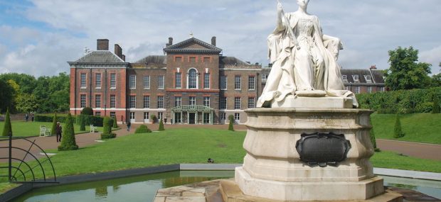Kensington Palace with Victoria Statue. Photo Credit: © Shisha-Tom via Wikimedia Commons.