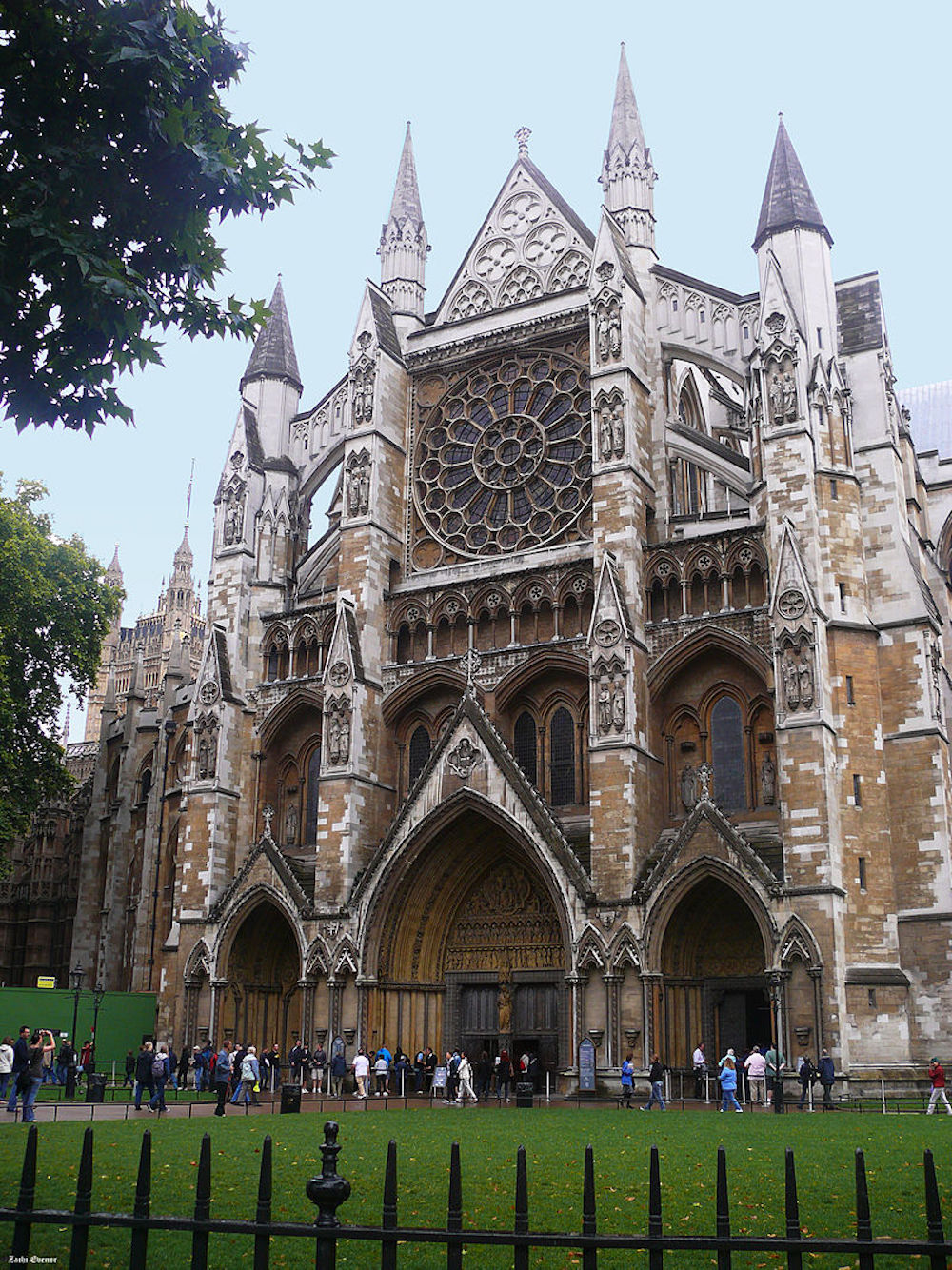 Westminster Abbey: North Facade, built in Gothic style. Photo Credit: © MathKnight and Zachi Evenor via Wikimedia Commons.