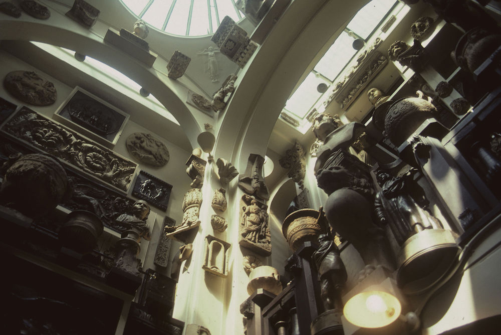 Sculpture Gallery at the Soane Museum in London. Photo Credit: © Acroterion via Wikimedia Commons.